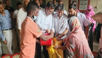 রহনপুর পৌরসভায় দুস্থদের মাঝে  ভিজিএফের চাল বিতরণ